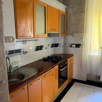 Здається двох кімнатна квартира на набережній.