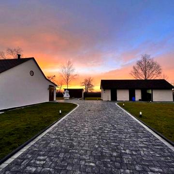 Будинок в селі . Власник