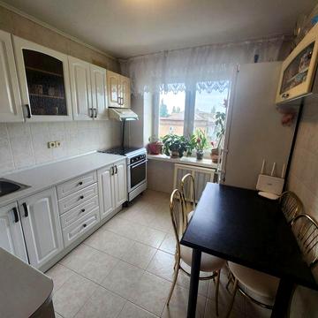 82.1м2, 6й п-х, газ, цегла, Салютна 4а, поруч Файна Таун, від власниці