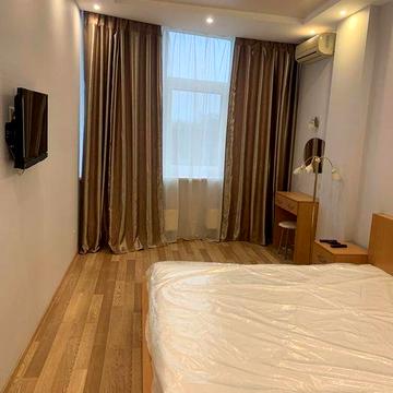 Сдам однокомнатную на Таирова,2эт,гардеробная,первая аренда.