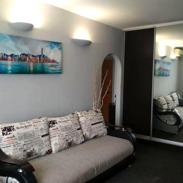 Сучасна квартира в Центрі міста . Опалення працює .