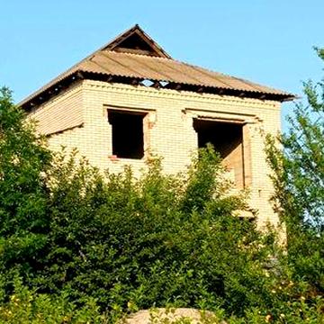 Недостроенный дом,участок.