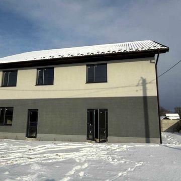 Будинок з частковим ремонтом в хорошій локації