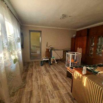 Предлагается к продаже 2 х  комнатная квартира со своим двориком!