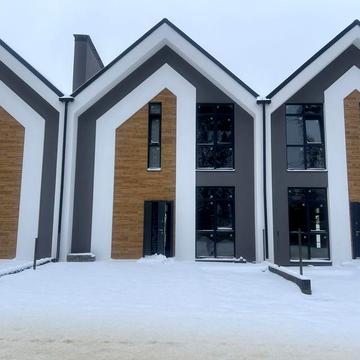 Таунхауси з центральними комунікаціями в котеджному містечку в Ірпені