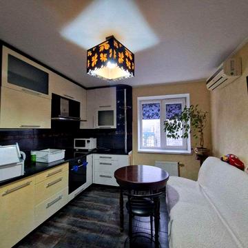 Сдам 3х комнатную Парус косметика