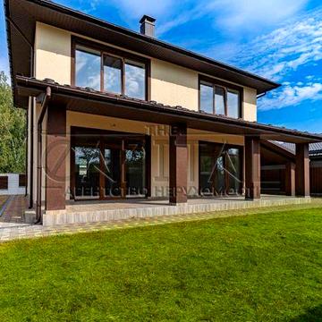 Двоповерховий будинок у лісовому приміському районі "Канадське Село"