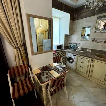 Центр квартира з терассою 1-й поверх