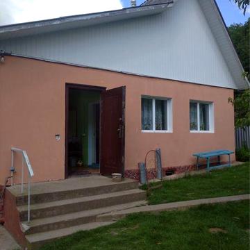 Будинок неподалік міста