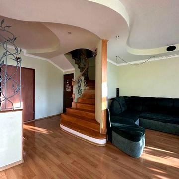 Простора 3-кімнатна двоповерхова квартира в Броварах