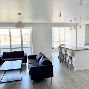 Продам простору квартиру-студію з панорамним виглядом по Коновальця