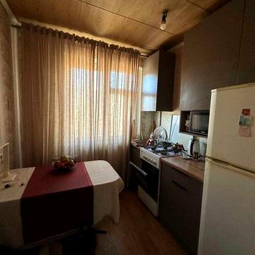 Трикімнатна квартира з газом на середньому поверсі.