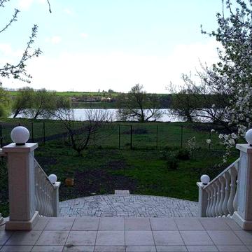 Старий Мерчик. Для сімї здається будинок 150м2. та 10+20 соток землі