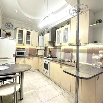 Здається чудова 4 кімнатна квартира в центрі міста.