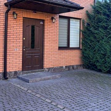 Здається Шикарний 4 кімнатний Таунхаус по Переулок Світанковий.