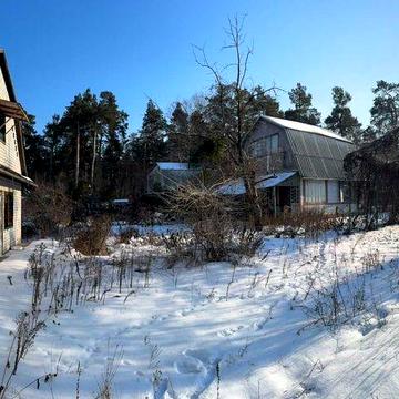 Два цегляні будинки під лісом, поруч з річкою. Поруч з Черкасами