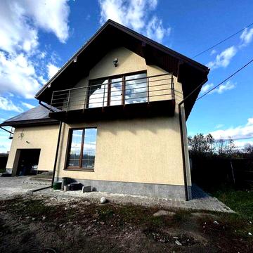 Будинок з встановленими СОНЯЧНИМИ ПАНЕЛЯМИ!