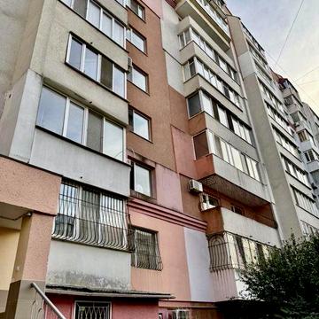 Продам трехкомнатную квартиру в кирпчном доме .Выгодная цена!