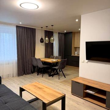 Здається 3х кім квартира.Проспект