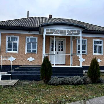 Продам господарство з двома житловими будинками+земельна ділянка 0.50