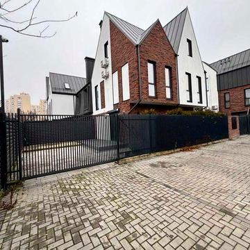 Продам готовий теплий будинок з ділянкою в центрі міста.