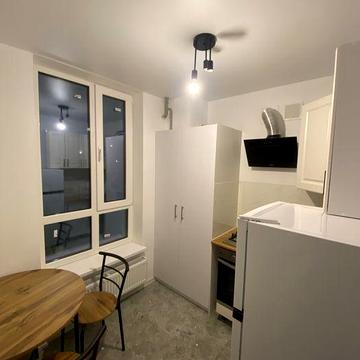 Здається 1 кімнатна кв в ЖК «AURA”. Для 1-2 людей ,можна з тваринкою