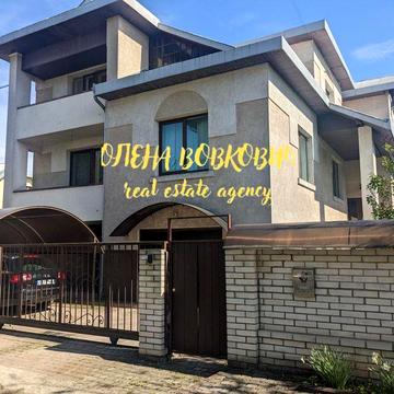 Просторий Сімейний Будинок з Ділянкою в Крихівцях!