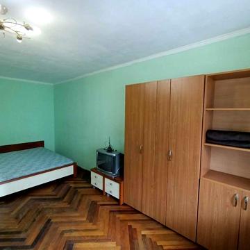 1 кімн. кв. 36 м2, 3 поверх, є газ, пр. Бажана 7Г, метро Вирлиця