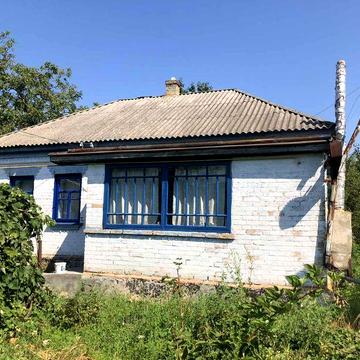 Будинок з земельною ділянкою в центрі села
