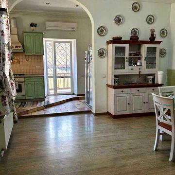 Срочно! 3 комн. квартира 112 м² в старинном флигеле на М. Арнаутской.