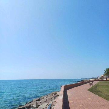 Сучасний будинок на березі моря