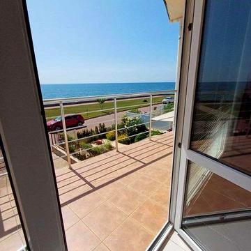 Сучасний будинок на березі моря