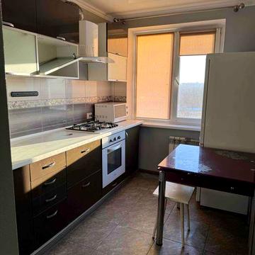 Здається 3 кімнатна квартира в центрі міста .