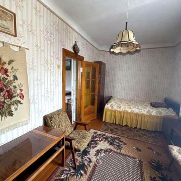 Здається 2 кімнатна квартира на Покровській .На короткий термін.