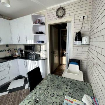 Двохкімнатна квартира з гаражем, підвалом, хлівчиком і грядкою ЖК Приватний сектор