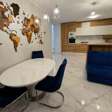 Простора трикімнатна квартира з якісним ремонтом.