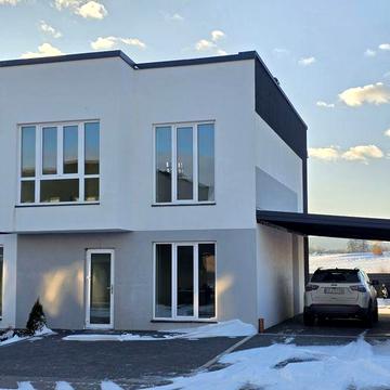 Продається  3кімн. таунхаус 105 м² з ремонтом, крайній, двір і парковк