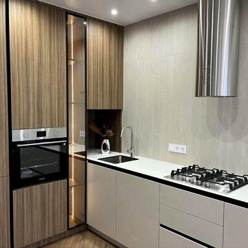 Продаж квартири в центрі з новим та сучасним ремонтом, меблями,техніка