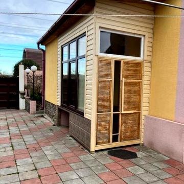 Продаю свій будинок недалеко від центра міста.