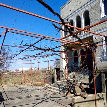 Сдам двухэтажный дом в центре Овидиополя, уч-к 6 соток, сад, гараж