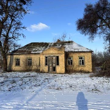 Продається земельна ділянка з будинком в с. Медведівка