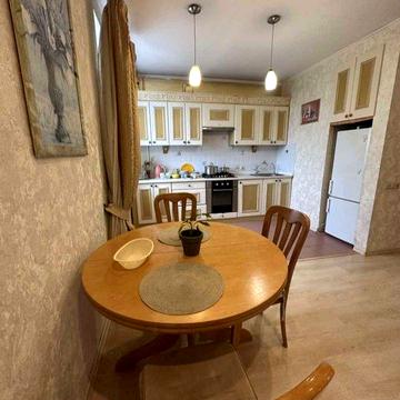 1- комн квартира в кирпичном доме с видом на парк Победы, низкий этаж