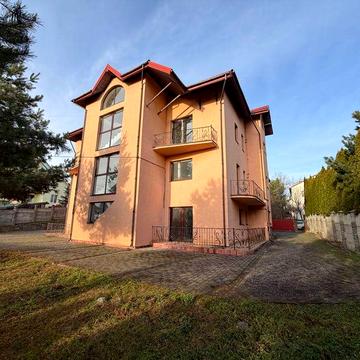 Продаж багатоквартирного будинку на 8 квартир с. Бірки 783 м2 14 соток