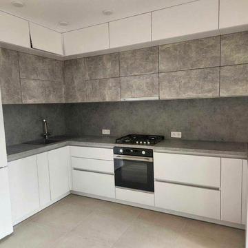 Просторна 3к квартира в закритому кондо, 1 поверх, 2 с/в, 2 гардеробнi