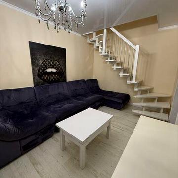 Аренда-двохрівнева трикімнатна квартира на вул. Ракетна 24