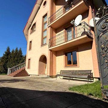 Готельний комплекс у Карпатах з господарською квартирою