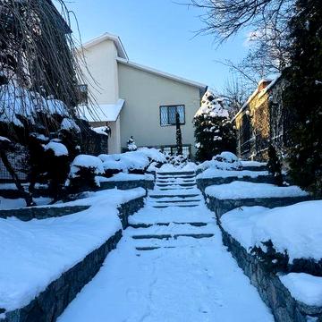 Продаж розкішного сучасного будинку в класичному стилі