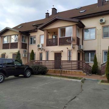 Оренда 1 ком з двориком та паркомісцем Таунхаус