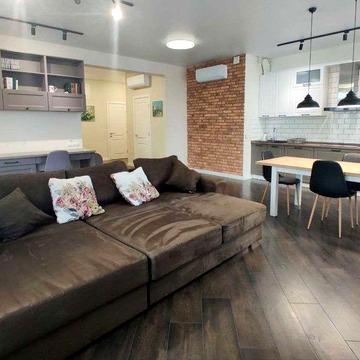 Сдам длительно двухкомнатную 4 Сезона Центр Шевченко ( Евротрешка )