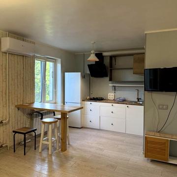 Романа Ратушного вул. (Волгоградська), 18